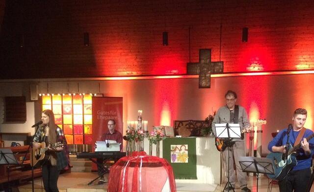 Die Band beim „Abendläuten-Gottesdienst“ in der Kauferinger Pauluskirche (Foto: Horst Blachnitzky - Archiv des Landsberger MarriageWeek-Forums - Verwendung mit freundlicher Genehmigung)