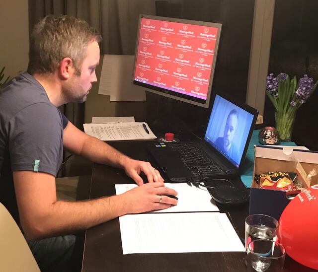 Typisch für die MarriageWeek 2021: Daniel Meyer richtet am Wohnzimmertisch das Zoom-Meeting für den „Ehepaare-Abend“ ein. (Foto: Archiv des Landsberger MarriageWeek-Forums - Verwendung mit freundlicher Genehmigung)