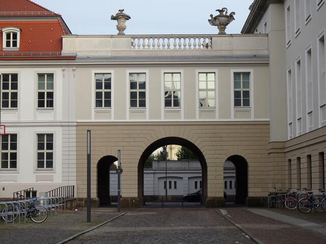 Gebäudebrücke am Bebelplatz. Ähnliche Gebäudebrücken mit und ohne Bogen gibt es gleich um die Ecke in der Oberwallstraße.