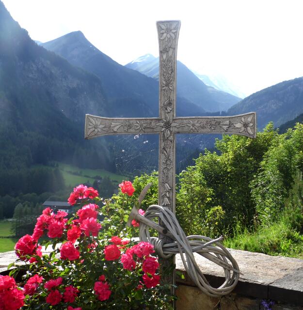 Und dass das Bergsteigen nicht ungefährlich ist, kann man, wie hier in Heiligenblut, auf fast allen Friedhöfen im Alpenraum sehen.
