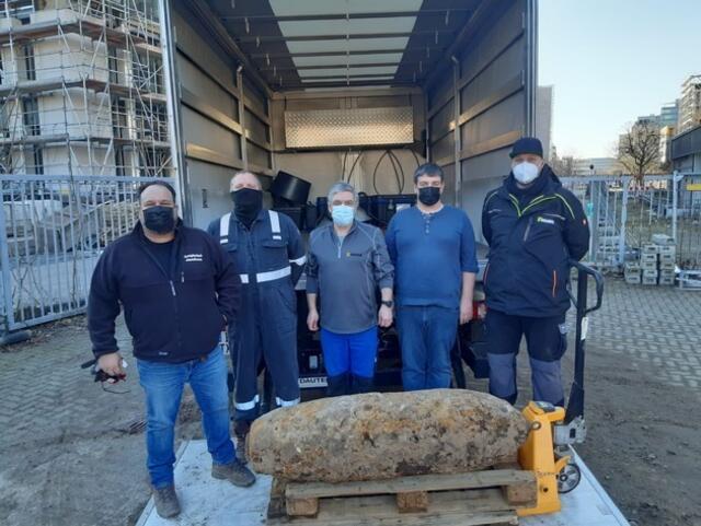 "Das Team vom Kampfmittelräumdienst und die zum Abtransport vorbereitete, entschärfte 500 kg Bombe"
Foto: Kampfmittelräumdienst RP Darmstadt