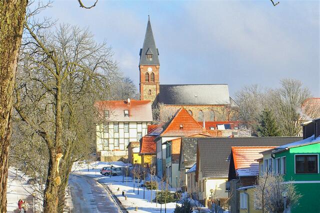 Friedrichsbrunn mit der Dietrich - Bonhoeffer - Kirche. Seine Eltern hatten in Friedrichsbrunn ein Ferienhaus. Der evangelische Theologe Bonhoeffer wurde als bekennender Christ und Widerstandskämpfer am 9. April 1945 im KZ Flossenbürg wegen Hochverrat hingerichtet