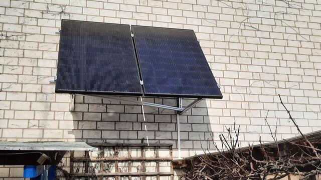 Zwei Solarpaneele mit zusammen 600 Wp Solarleistung.  Bild 2/5: http://ADFC-Langenhagen.de