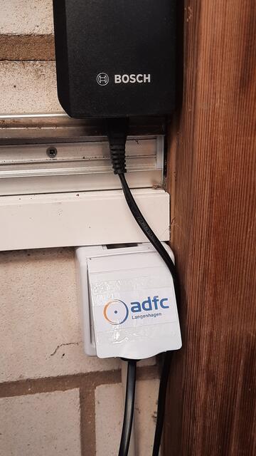 Steckdose und (eigenes) Ladegerät: Gäste bringen bitte ihr eigenes Ladegerät mit.  Bild 3/5: http://ADFC-Langenhagen.de
