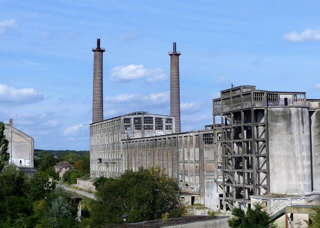 Blick vom Museumspark aus. Seit 1999 stillgelegt, befinden sich die ehemaligen Chemiehalle direkt gegenüber des Museumsparks.