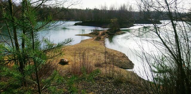 An einem bewölkteren Tag waren wir wieder hier: Halbinsel und Insel im Baggersee