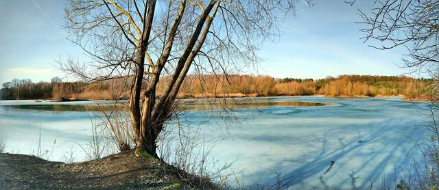 Der Schnee war schon weggetaut, nur auf dem See hielt sich noch eine dünne schneebedeckte Eisschicht.