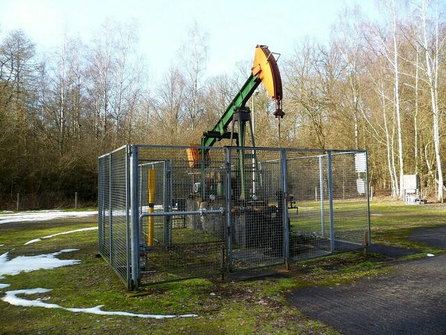 Erdölbohrung EH 32, Erdölförderpumpe im Ruhestand. (An der Elwerathstraße: 52.52921772930802, 10.08575706136097). In der Anfangszeit das mal ein „Springer“. Das heißt, das  Öl kam eruptiv aus dem Boden.