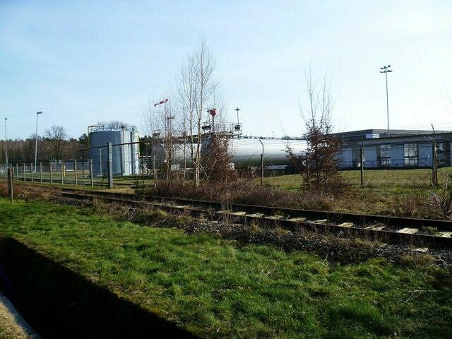 Das Erdölwerk „Kalibahn“ heute. Nach Brigitta Elwerath arbeitet die foratron GmbH  (Drilling Rig Services and Solutions) hier.