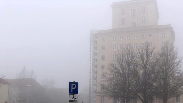 Am frühen Morgen verhüllt dichter Nebel nahezu das Wahrzeichen Wismars, das Hochhaus im Stadtteil Wendorf. Foto: Helmut Kuzina