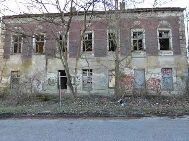 Ein weiteres verfallenes Gebäude an der Zufahrtstraße, gegenüber dem ehemaligen Gasthof "Zum schwarzen Adler".