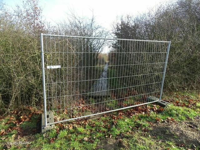 Abgesperrter Holzsteg im Heckenbereich des Wietzeparks Langenhagen (Foto: Archiv Katja Woidtke 2020) | Foto: Katja Woidtke