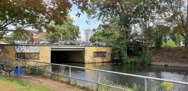 .. und gleich neben der Schlesischen Brücke die Obere Freiarchenbrücke über den Flutgraben. Während der Teilung der Stadt lag die Brücke unmittelbar an der Sektorengrenze zwischen Kreuzberg und Alt-Treptow.