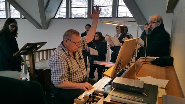 Otto Masszi mit Chor und an der Bodenkirchener Orgel