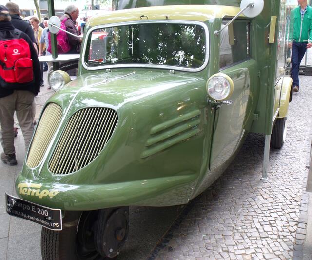 Ein "Tempo" E 200 von Vidal und Sohn, Harburg // Dreirad-Fahrzeug. Laut Schild mit Zweitaktmotor und 7 PS. Es gibt heute noch einen Tempo-Klub, der sich in regelmäßigen Abständen trifft.