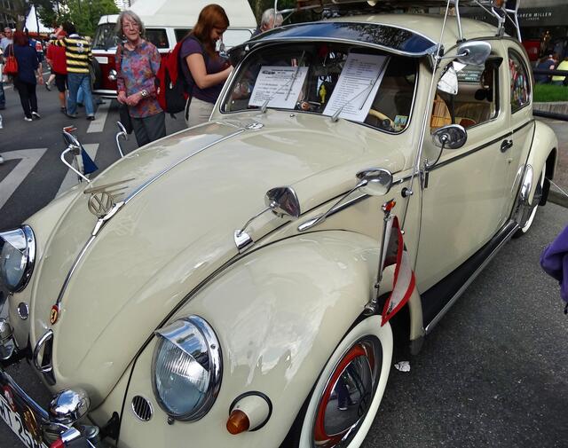 VW-Käfer mit allen Schikanen - hier hat sich der Besitzer so richtig ausgetobt. Der Käfer galt als Symbol des Wirtschaftswunders schlechthin.