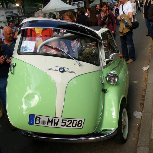Die BMW Isetta (von den Bayerischen Motorenwerken von 1955 bis 1962 gebaut) wurde im Volksmund gerne "Knutschkugel" genannt.