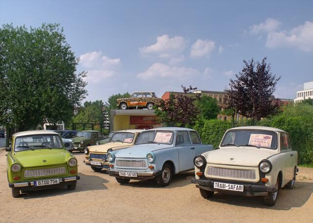 Eine Ansammlung von Trabis an der Trabi-Safari direkt neben dem Hi-Flyer, Zimmerstraße / Ecke Wilhelmstraße. Man kann sich Fahrzeuge ausleihen - ein Touristenmagnet.