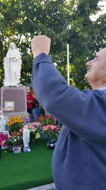 Salvatore Caputa bei seiner Marienvision an St. Laurentius-Kapelle, Unterflossing