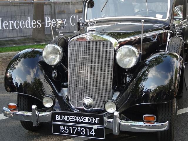 Dienstwagen des Ex-Bundespräsidenten Theodor Heuss, wird gerne auf Ausstellungen gezeigt, hier in der Mercedes-Welt. Ob das wirklich das Original-Fahrzeug ist?