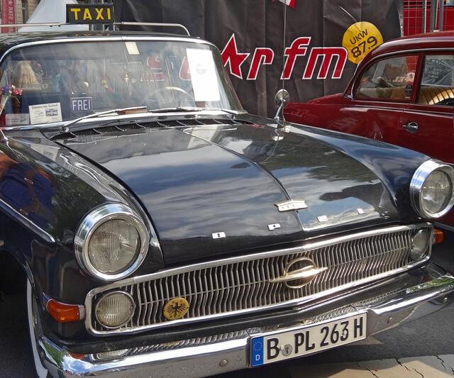 Edel - ein als Taxi genutzter schwarzer Opel-Kapitän.
