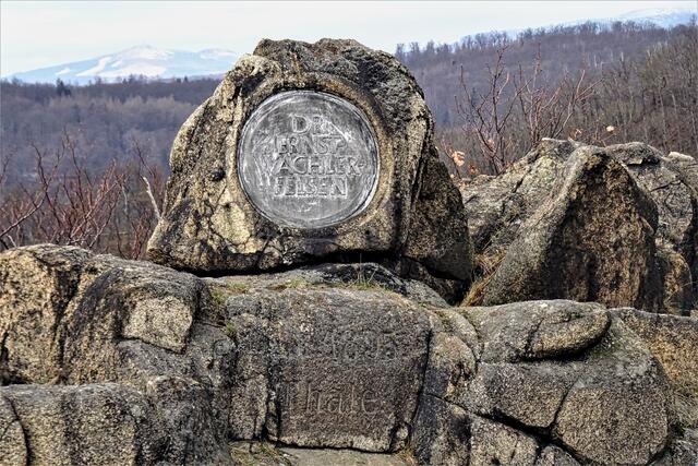 Dem Begründer des Bergtheaters, Dr. Ernst Wachler, ist dieser Felsen gewidmet. Eine Reinigung bzw. Restaurierung würde diesem Gedenkstein gut tun.