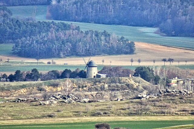 Blick vom Pionierstieg auf die etwa 5 km entfernte Warnstedter Windmühle