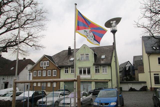 Die Flagge Tibets am Marktplatz.