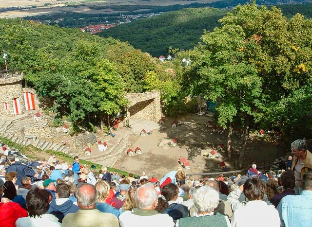 Bergtheater vor Beginn der Operette Zum  Weißen Rössel. Aus meinem Archiv habe ich dieses Bild aus dem Jahre 2003 ausgesucht. Hier ist der Wald  noch gesund und wunderschön grün. Der am Fuße des Berges im Bodetal liegenden  Ort Thale ist zum Teil gut sichtbar.