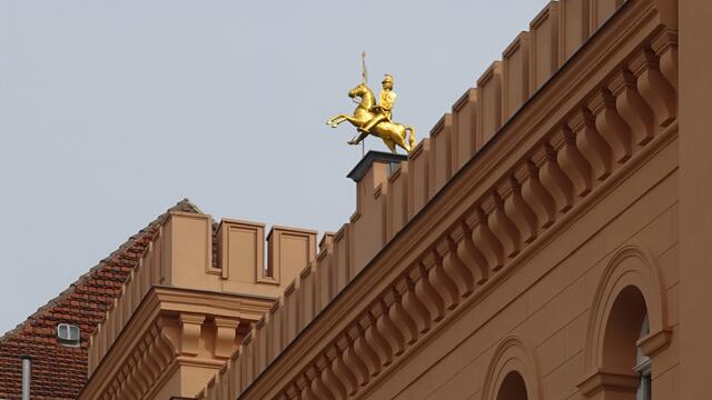 Der Goldene Reiter, der an Heinrich den Löwen erinnert, leuchtet auf der Mittelzinne des Altstädtischen Rathauses in der Morgensonne. Foto: Helmut Kuzina