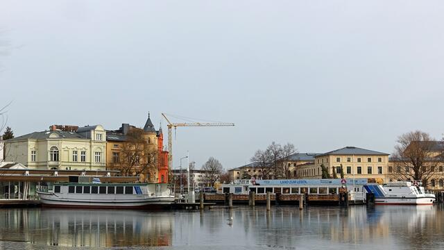 An der Werderstraße befindet sich der Schiffsanleger der Weißen Flotte. Foto: Helmut Kuzina