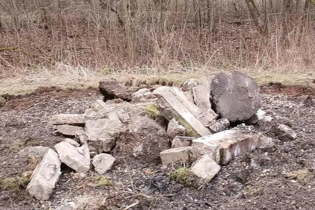 Das Ende der beliebten und häufig genutzten Anlage am 12.3.2021. Die massiv gemauerten Natursteingrill wurden sinnlos zertrümmert!