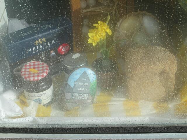 Das Ausstellungsstück im Schaufenster der Bäckerei Bienhaus in der Hauptstraße 42. Auch nach einem Regenschauer ist es noch gut zu erkennen.