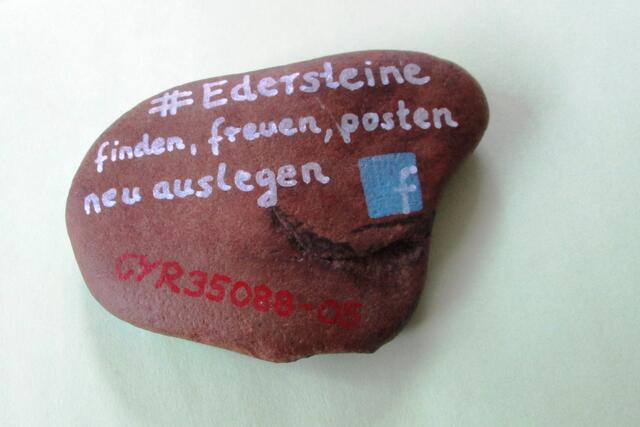 Das Motto der Edersteine: finden, freuen, posten + neu auslegen. Unten liest man: CYR35088-05.