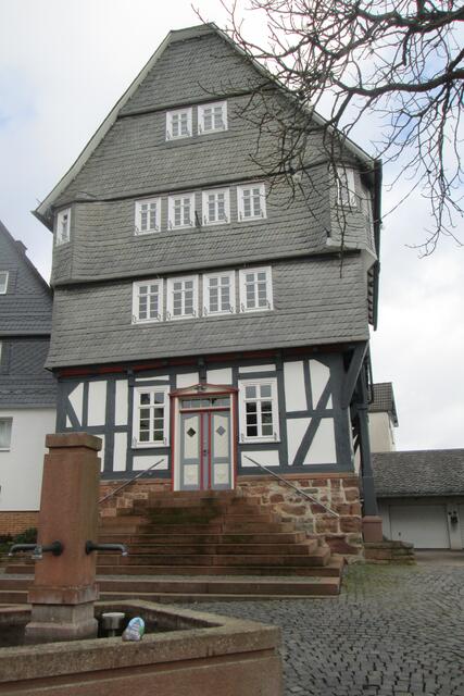 Der Ederstein auf dem Brunnenrand vor dem Alten Rathaus am 15. März 2021.