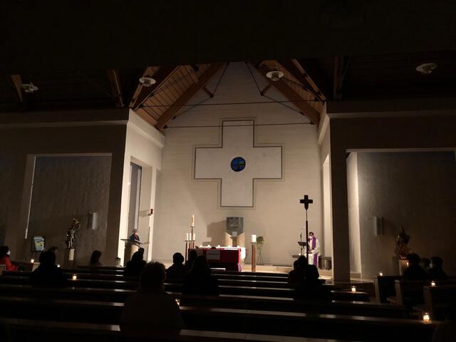 Eine besondere Atmosphäre - nur Kerzenlicht - während der Versöhnungsfeier in St. Ulrich in Ellgau.