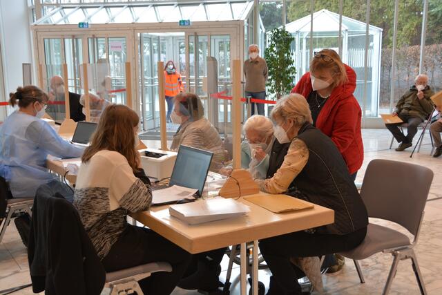 Im Foyer der Stadthalle Neusäß findet die Anmeldung zur Impfung statt.