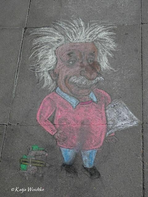 Vergängliche Kunst aus Kreide - herzlichen Dank an Shivan Shareef für dieses clevere Kunstwerk! Entdeckt an der Konrad-Adenauer-Straße. (Foto: Katja Woidtke)