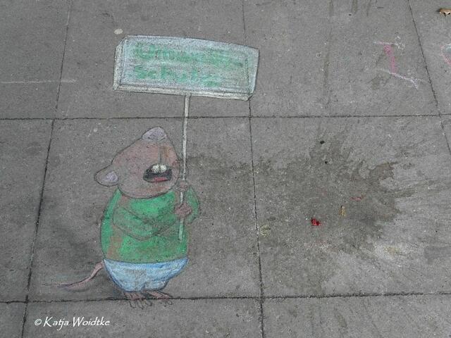 Vergängliche Kunst aus Kreide - herzlichen Dank an Shivan Shareef für dieses Kunstwerk mit Botschaft! Entdeckt an der Konrad-Adenauer-Straße. (Foto: Katja Woidtke)