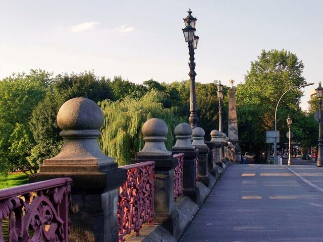 Die Lutherbrücke am Schloss Bellevue / Paulstraße in der Abendsonne. Schmiedeeisernes Brückengeländer mit Sandsteinsockeln und Laternen. Die Brücke wurde nach Martin Luther benannt.