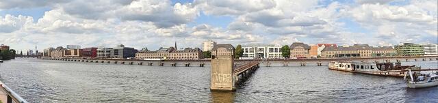 T-förmige Wassersperre der DDR-Grenzanlagen auf der Spree am Osthafen in Treptow. 
Der Betonpfeiler in der Bildmitte mit dem Steg ist die vermutlich letzte schwimmende Grenzanlage der DDR. Es gab Diskussionen, wonach diese abgerissen werden sollte, jedoch sprach sich u.a. die Stiftung Berliner Mauer dagegen aus, diesen "Zeitzeugen" verschwinden zu lassen. Habe das Bild Nähe der'Treptowers' gemacht.  Das Panoramafoto hat leider nur eine niedrige Auflösung, daher kommt im nächsten Bild der Pfeiler nochmal.
