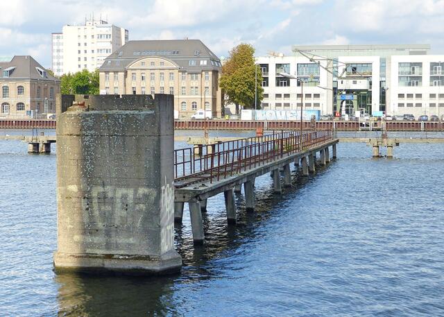 Der Steg ist in T-Form mit einem 54 Meter langen Zugangssteg und einem 480 Meter langen Anlegesteg gebaut.  Der Wachturm und die Sperrgitter - über und unter Wasser - wurden unmittelbar nach der Wende abgebaut.