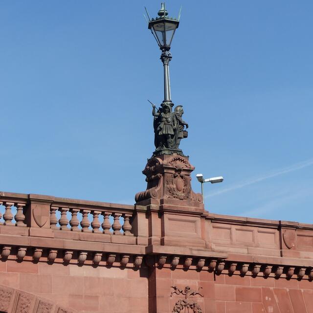 Die Moltkebrücke - zumindest ein Teil davon. Sie führt im Bezirk Mitte über die Spree, die hier zu Moabit gehört. Foto bei einer Bootsfahrt auf dem Wasser aufgenommen.