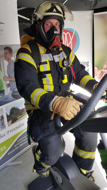 Maximilian Heß von der Freiwilligen Feuerwehr Königsbrunn radelt mit Atemschutzgeräte