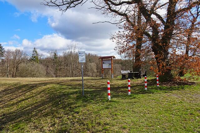 am Damm des Gondelteiches mit Informationstafeln und Rastplatz