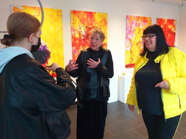 Gespräche mit dem Fernsehteam in der Ausstelllung "o-ton - inside out":  v.l.n.r.: Redakteurin Karolina Sacher, 1. Vorsitzende GEDOK NiedersachsenHannover, Viktoria Krüger, Bildende Künstlerin Susanne Schumacher.