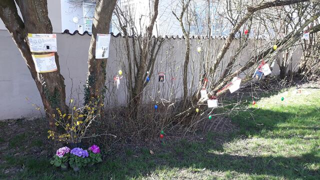 Eine Station des Osterwegs im Pfarrgarten in Meitingen