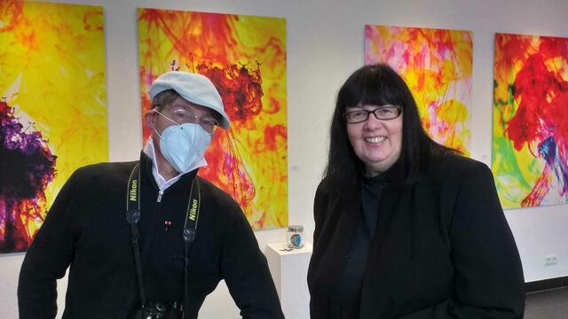 Herzlicher Besuch von Bernd Schwabe (Wikipedia) in der Kunstausstellung von Künstlerin Susanne Schumacher.