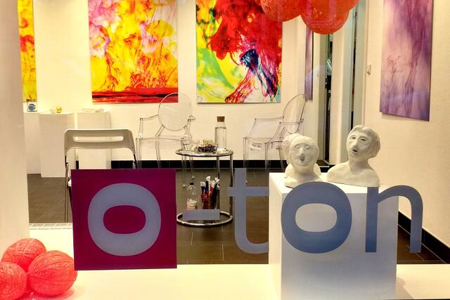 Einblick in das Schaufenster der Ausstellung "o-ton - inside out" von Susanne Schumacher.