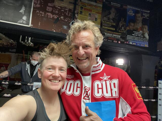 Sängerin und Weltmeisterin Tina Schüssler mit BDB Präsident Thomas Pütz in der Ritze Hamburg bei Dreharbeiten zum Kinofilm Macho Man 3 von Peter Althof